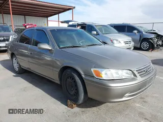 2001 Toyota Camry CE z VIN 4T1BG22K31U069513, wystawiony jako IAAI lot #42243673 z przebiegiem 137 241 mil mil oraz . Historia ofert i sprzedaży dostępna na DreamBid. Obrazek 1.