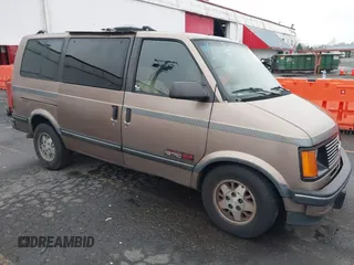 1994 Chevrolet Astro with VIN 1GNEL19W5RB198402, listed as a IAAI auction lot 41288663 with Not Provided miles. Bid and sale history available at carsss.com. Image 1.