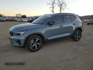 2023 Volvo XC40 Plus Dark Theme с VIN YV4L12UW4P2085974, выставлен на аукционе Copart как лот 87431814 с пробегом 16 981 миль миль и Списание • Salvage title. История ставок и продаж доступна на DreamBid. Изображение 1.