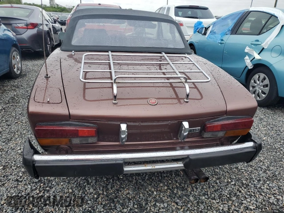 1979 FIAT 124 Spider z VIN 124CS20146682, wystawiony jako Copart lot #73923954 z przebiegiem 83 258 mil mil oraz Szkoda całkowita • Salvage title. Historia ofert i sprzedaży dostępna na DreamBid. Obrazek 6.
