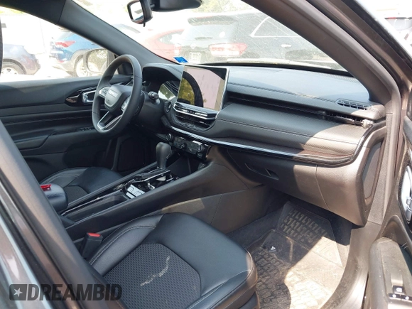 2023 Jeep Compass Latitude z VIN 3C4NJDBNXPT520349, wystawiony jako IAAI lot #42393852 z przebiegiem 45 340 mil mil oraz . Historia ofert i sprzedaży dostępna na DreamBid. Obrazek 5.
