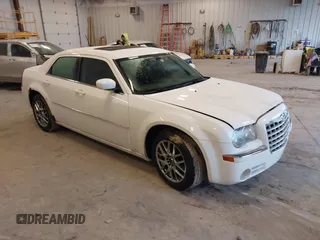 2008 Chrysler 300 z VIN 2C3LA33G28H109964, wystawiony jako IAAI lot #41662556 z przebiegiem 142 149 mil mil oraz . Historia ofert i sprzedaży dostępna na DreamBid. Obrazek 1.