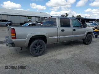 2001 GMC Sierra 1500HD SLE z VIN 1GTGC13U21F133769, wystawiony jako Copart lot #49665385 z przebiegiem 259 521 mil mil oraz Czysty tytuł • Clean title. Historia ofert i sprzedaży dostępna na DreamBid. Obrazek 3.