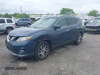 2015 Nissan Rogue SV z VIN 5N1AT2MV0FC782400, wystawiony jako IAAI lot #42253214 z przebiegiem 162 803 mil mil oraz . Historia ofert i sprzedaży dostępna na DreamBid. Obrazek 2.