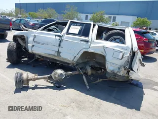 2001 Jeep Cherokee Sport z VIN 1J4FF48S11L596106, wystawiony jako IAAI lot #42213850 z przebiegiem Nie podano mil oraz . Historia ofert i sprzedaży dostępna na DreamBid. Obrazek 3.