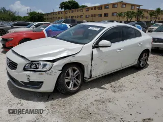 2015 Volvo S60 T5 Drive-E Premier z VIN YV126MFB8F2300710, wystawiony jako Copart lot #60067525 z przebiegiem 87 832 mil mil oraz Czysty tytuł • Clean title. Historia ofert i sprzedaży dostępna na DreamBid. Obrazek 1.