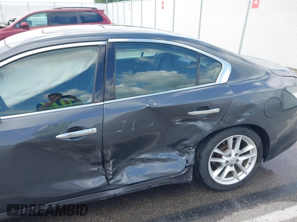 2013 Nissan Maxima SV z VIN 1N4AA5AP2DC831021, wystawiony jako IAAI lot #42255349 z przebiegiem 143 373 mil mil oraz . Historia ofert i sprzedaży dostępna na DreamBid. Obrazek 6.