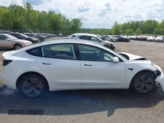 2022 Tesla Model 3 Long Range z VIN 5YJ3E1EB4NF183832, wystawiony jako IAAI lot #42085815 z przebiegiem 35 880 mil mil oraz . Historia ofert i sprzedaży dostępna na DreamBid. Obrazek 13.