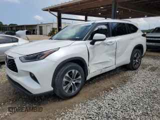 2021 Toyota Highlander XLE with VIN 5TDGZRAHXMS524899, listed as a Copart auction lot 61723145 with 33,247 mi miles and Salvage title. Bid and sale history available at DreamBid. Image 1.
