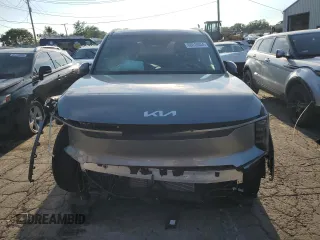 2024 Kia EV9 Wind z VIN KNDAFFS59R6018599, wystawiony jako Copart lot #66018504 z przebiegiem 1744 mil mil oraz Szkody całkowita. Historia ofert i sprzedaży dostępna na DreamBid. Obrazek 5.