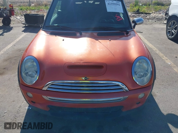 2005 MINI Convertible S z VIN WMWRH33525TF83816, wystawiony jako IAAI lot #42359592 z przebiegiem 137 013 mil mil oraz . Historia ofert i sprzedaży dostępna na DreamBid. Obrazek 12.