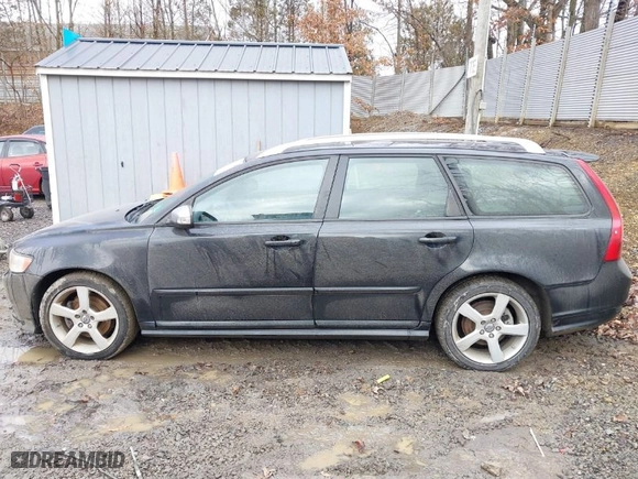 2011 Volvo V50 with VIN YV1672MW9B2603143, listed as a IAAI auction lot 41673995 with 139,845 mi miles. Bid and sale history available at carsss.com. Image 14.