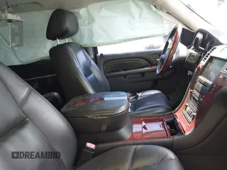 2010 Cadillac Escalade Luxury z VIN 1GYUCBEF6AR266325, wystawiony jako IAAI lot #42138908 z przebiegiem 151 110 mil mil oraz . Historia ofert i sprzedaży dostępna na DreamBid. Obrazek 5.