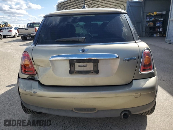 2010 MINI Hardtop z VIN WMWMF3C53ATZ63755, wystawiony jako Copart lot #49038975 z przebiegiem 104 080 mil mil oraz Szkody całkowita. Historia ofert i sprzedaży dostępna na DreamBid. Obrazek 6.
