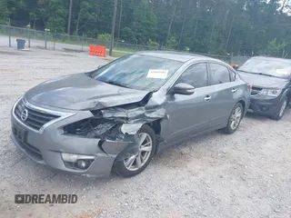 2015 Nissan Altima SV z VIN 1N4AL3AP9FC575493, wystawiony jako IAAI lot #42065104 z przebiegiem 230 291 mil mil oraz . Historia ofert i sprzedaży dostępna na DreamBid. Obrazek 2.