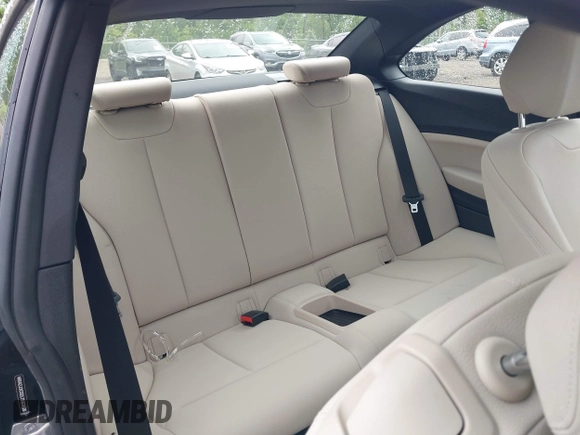 2020 BMW 2 Series 230i xDrive z VIN WBA2J3C02L7E63806, wystawiony jako IAAI lot #42270821 z przebiegiem 28 277 mil mil oraz . Historia ofert i sprzedaży dostępna na DreamBid. Obrazek 8.