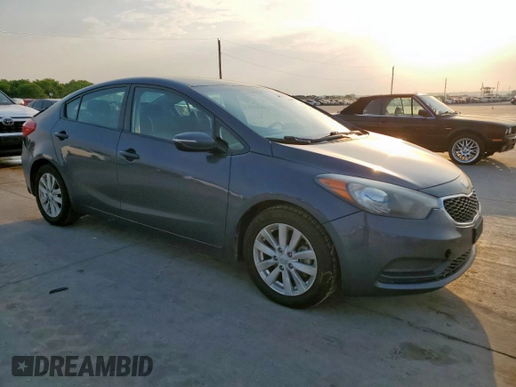 2016 Kia Forte LX z VIN KNAFX4A63G5551727, wystawiony jako Copart lot #57062515 z przebiegiem 131 419 mil mil oraz Szkoda całkowita • Salvage title. Historia ofert i sprzedaży dostępna na DreamBid. Obrazek 4.