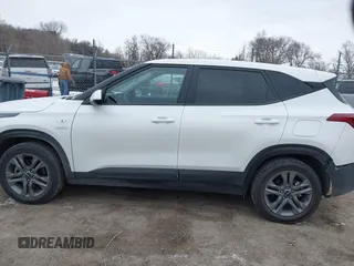 2023 Kia Seltos LX z VIN KNDEPCAA0P7449402, wystawiony jako IAAI lot #41413776 z przebiegiem 32 106 mil mil oraz . Historia ofert i sprzedaży dostępna na DreamBid. Obrazek 14.