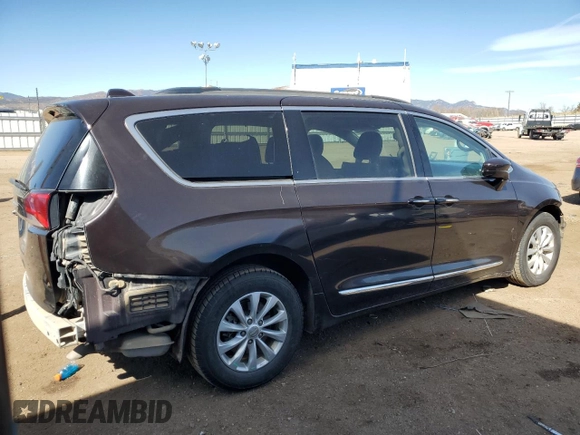 2017 Chrysler Pacifica Touring L z VIN 2C4RC1BG3HR569490, wystawiony jako Copart lot #48378865 z przebiegiem 144 016 mil mil oraz Szkoda całkowita • Salvage title. Historia ofert i sprzedaży dostępna na DreamBid. Obrazek 3.