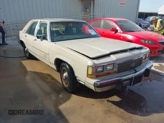 1988 Ford Crown Victoria z VIN 2FABP74F8JX224055, wystawiony jako IAAI lot #42185854 z przebiegiem 32 378 mil mil oraz . Historia ofert i sprzedaży dostępna na DreamBid. Obrazek 1.