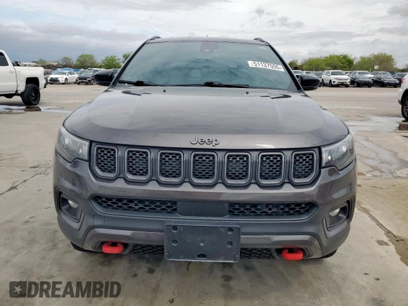2023 Jeep Compass Trailhawk z VIN 3C4NJDDN8PT514773, wystawiony jako Copart lot #51137555 z przebiegiem 37 239 mil mil oraz Szkoda całkowita • Salvage title. Historia ofert i sprzedaży dostępna na DreamBid. Obrazek 5.