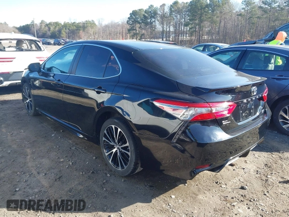 2018 Toyota Camry LE z VIN 4T1B11HK4JU151656, wystawiony jako IAAI lot #41524694 z przebiegiem 52 581 mil mil oraz . Historia ofert i sprzedaży dostępna na DreamBid. Obrazek 3.