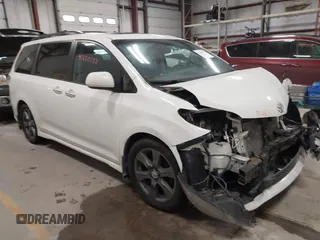 2017 Toyota Sienna SE with VIN 5TDXZ3DCXHS875329, listed as a IAAI auction lot 41650353 with 1 mi miles. Bid and sale history available at carsss.com. Image 1.