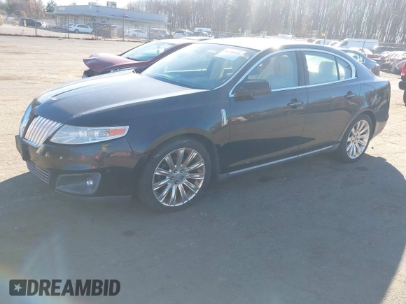 2011 Lincoln MKS EcoBoost z VIN 1LNHL9FT1BG608776, wystawiony jako IAAI lot #40822634 z przebiegiem 117 458 mil mil oraz . Historia ofert i sprzedaży dostępna na DreamBid. Obrazek 2.