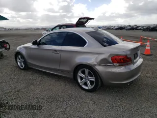 2013 BMW 1 Series 128i z VIN WBAUP9C59DVS94870, wystawiony jako Copart lot #80990614 z przebiegiem 111 331 mil mil oraz Szkoda całkowita • Salvage title. Historia ofert i sprzedaży dostępna na DreamBid. Obrazek 2.