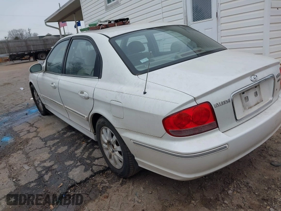 2002 Hyundai Sonata GLS with VIN KMHWF35H42A652136, listed as a IAAI auction lot 41313194 with 184,998 mi miles. Bid and sale history available at carsss.com. Image 3.