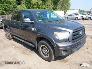 2013 Toyota Tundra z VIN 5TFDY5F18DX277032, wystawiony jako IAAI lot #42488623 z przebiegiem 287 801 mil mil oraz . Historia ofert i sprzedaży dostępna na DreamBid. Obrazek 1.
