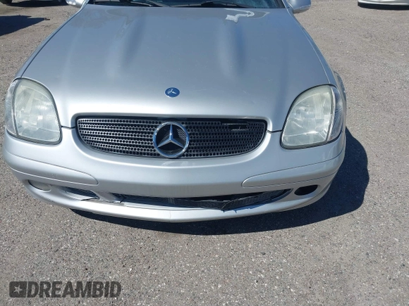 2001 Mercedes-Benz SLK 230/320 z VIN WDBKK65F71F210921, wystawiony jako IAAI lot #41718596 z przebiegiem 94 332 mil mil oraz . Historia ofert i sprzedaży dostępna na DreamBid. Obrazek 6.