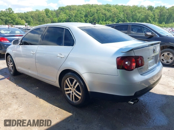 2008 Volkswagen Jetta SE z VIN 3VWRZ71K88M073886, wystawiony jako IAAI lot #42207911 z przebiegiem Nie podano mil oraz . Historia ofert i sprzedaży dostępna na DreamBid. Obrazek 3.