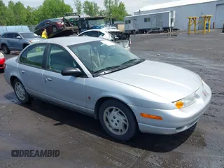2002 Saturn SL z VIN 1G8ZK52722Z207331, wystawiony jako IAAI lot #42277235 z przebiegiem 137 918 mil mil oraz . Historia ofert i sprzedaży dostępna na DreamBid. Obrazek 1.