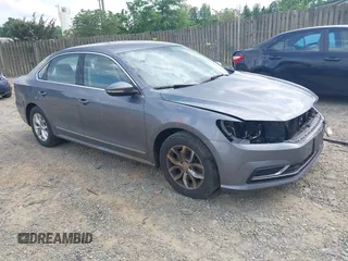 2017 Volkswagen Passat S z VIN 1VWAT7A38HC043814, wystawiony jako IAAI lot #42216077 z przebiegiem 178 418 mil mil oraz . Historia ofert i sprzedaży dostępna na DreamBid. Obrazek 1.