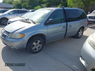 2005 Dodge Caravan SXT with VIN 2D4GP44L25R585797, listed as a IAAI auction lot 42025550 with 232,161 mi miles. Bid and sale history available at carsss.com. Image 2.