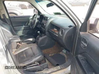 2015 Jeep Patriot High Altitude z VIN 1C4NJPFA2FD185584, wystawiony jako IAAI lot #41714984 z przebiegiem 121 345 mil mil oraz . Historia ofert i sprzedaży dostępna na DreamBid. Obrazek 5.