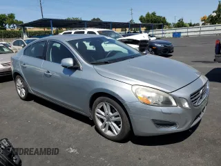 2013 Volvo S60 T5 Premier z VIN YV1612FS3D1220500, wystawiony jako Copart lot #59050505 z przebiegiem 116 584 mil mil oraz Czysty tytuł • Clean title. Historia ofert i sprzedaży dostępna na DreamBid. Obrazek 4.