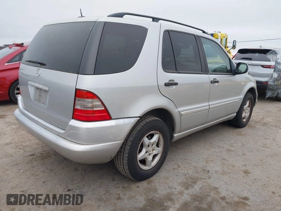2001 Mercedes-Benz M 320/430/500 z VIN 4JGAB54E71A231597, wystawiony jako IAAI lot #42058829 z przebiegiem 233 005 mil mil oraz . Historia ofert i sprzedaży dostępna na DreamBid. Obrazek 4.