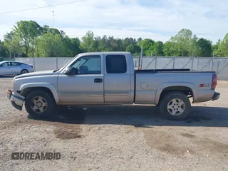 2005 Chevrolet Silverado 1500 Z71 z VIN 1GCEK19Z45Z253011, wystawiony jako IAAI lot #42026504 z przebiegiem 319 159 mil mil oraz . Historia ofert i sprzedaży dostępna na DreamBid. Obrazek 15.