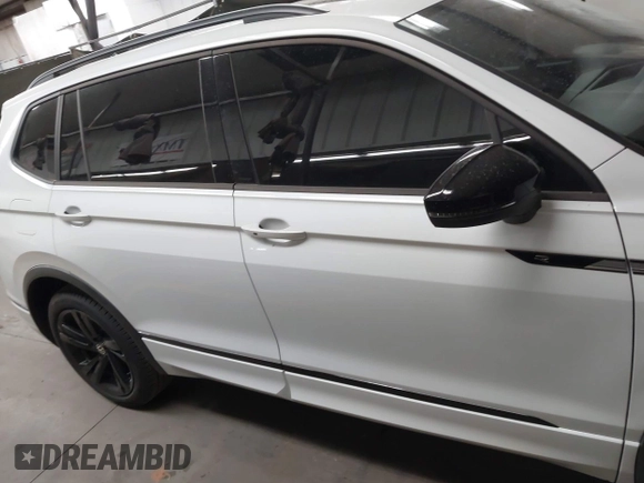 2024 Volkswagen Tiguan SE R-Line Black с VIN 3VVCB7AX2RM231148, выставлен на аукционе IAAI как лот 42275967 с пробегом 6 623 миль миль и . История ставок и продаж доступна на DreamBid. Изображение 13.