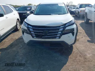 2025 Nissan Rogue S z VIN 5N1BT3AB4SC777425, wystawiony jako IAAI lot #41960932 z przebiegiem 14 073 mil mil oraz . Historia ofert i sprzedaży dostępna na DreamBid. Obrazek 12.