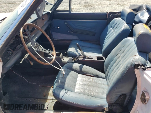 1973 FIAT 124 Spider z VIN 124CS0065983, wystawiony jako Copart lot #57913365 z przebiegiem Nie podano mil oraz Czysty tytuł • Clean title. Historia ofert i sprzedaży dostępna na DreamBid. Obrazek 7.