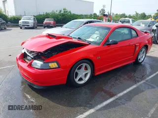 2002 Ford Mustang GT Deluxe z VIN 1FAFP42X32F161388, wystawiony jako IAAI lot #42271266 z przebiegiem 140 821 mil mil oraz . Historia ofert i sprzedaży dostępna na DreamBid. Obrazek 2.
