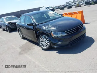 2015 Volkswagen Jetta SE z VIN 3VWD17AJ5FM214385, wystawiony jako IAAI lot #42337460 z przebiegiem 99 625 mil mil oraz . Historia ofert i sprzedaży dostępna na DreamBid. Obrazek 1.