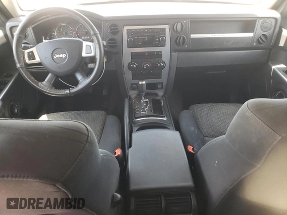 2008 Jeep Commander Sport z VIN 1J8HG48K38C180234, wystawiony jako Copart lot #55959325 z przebiegiem 198 459 mil mil oraz Szkoda całkowita • Salvage title. Historia ofert i sprzedaży dostępna na DreamBid. Obrazek 8.