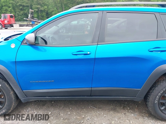 2019 Jeep Cherokee Trailhawk with VIN 1C4PJMBX0KD141577, listed as a IAAI auction lot 42413454 with 122,386 mi miles and . Bid and sale history available at DreamBid. Image 14.
