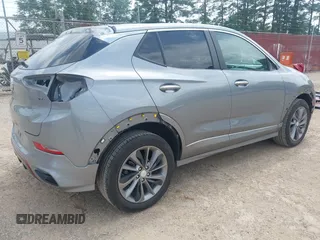 2023 Buick Encore GX Select с VIN KL4MMDS21PB121589, выставлен на аукционе IAAI как лот 42121103 с пробегом 20 379 миль миль и . История ставок и продаж доступна на DreamBid. Изображение 4.