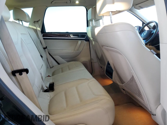 2011 Volkswagen Touareg с VIN WVGFG9BP2BD003056, выставлен на аукционе Copart как лот 84203674 с пробегом 171 456 миль миль и Списание • Salvage title. История ставок и продаж доступна на DreamBid. Изображение 11.