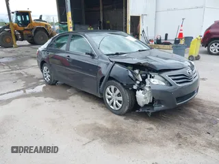 2011 Toyota Camry LE z VIN 4T1BF3EK8BU594430, wystawiony jako IAAI lot #42157701 z przebiegiem 107 697 mil mil oraz . Historia ofert i sprzedaży dostępna na DreamBid. Obrazek 1.